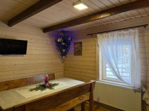 a room with a table and a window in a room at Наш котедж in Krivopolʼye