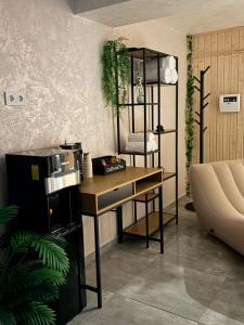 a office with a desk and a chair and a shelf at Резиденция БАЛМОРА in Kalofer