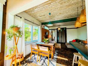 a dining room with a table and chairs in a room at Stupa Eco Vila in Barra de Ibiraquera