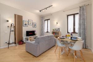 ein Wohnzimmer mit Sofa und Tisch in der Unterkunft Vicolo 6 in Bollate