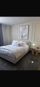 a bedroom with a large bed and two tables at Puntacero Fundidora 1604 Cintermex in Monterrey