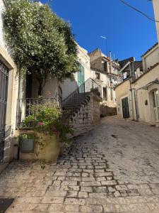 an alley with stairs and flowers in a village at B&B Mairè in Scicli