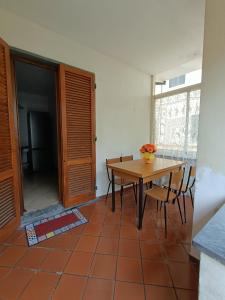 a dining room with a table and chairs and a window at Casa I Limoni in Viareggio
