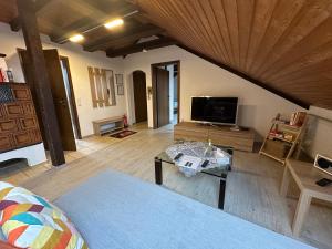 a living room with a couch and a tv at Ferienwohnung Löchgau in Löchgau