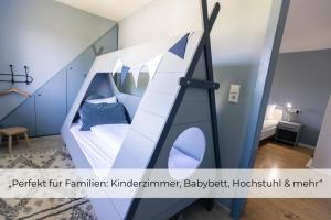 a bedroom with a bunk bed in a room at Landhaus Paco Ferienhaus für 12 Personen mit Alpakas, Sauna & Kamin in Blaufelden