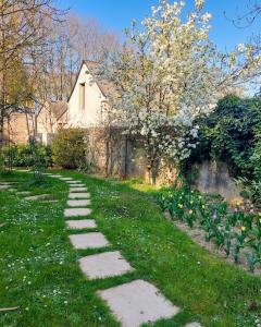 a garden with a stone path in front of a house at Le Huis Clos in Amboise