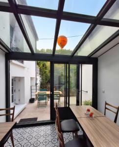 an open dining room with a large glass window at Le Huis Clos in Amboise