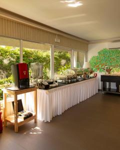 ein Zimmer mit einem Tisch mit einer weißen Tischdecke in der Unterkunft Lido Hotel in Xylokastro