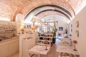 a room with a brick ceiling and tables and chairs at Il Nido Di Anna in San Gimignano