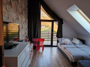 a bedroom with a bed and a desk and a window at Villa OLIVIA Ferienwohnung Misdroy Insel Ostsee in Wicko