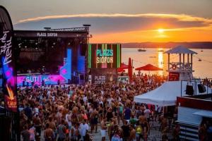a crowd of people at a music festival at sunset at Siófok Panoráma Apartman in Siófok