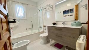 a bathroom with a sink and a toilet and a shower at Paraíso de playas y luz in Alcossebre +28 photos