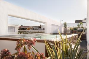 The swimming pool at or close to Hotel Mercer Sevilla 5 GL