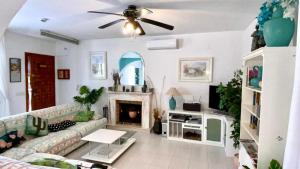 a living room with a couch and a fireplace at Paraíso de playas y luz in Alcossebre