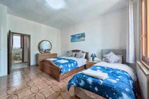 a bedroom with two beds and a mirror at Venice Vacation in Marghera