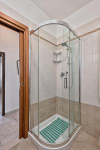 a shower with a glass enclosure in a bathroom at Venice Vacation in Marghera
