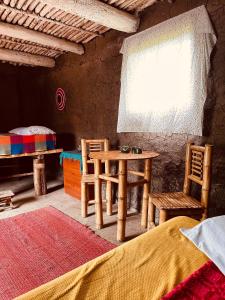 a room with a table and chairs and a window at El hada de Yumbilla in Cuispes