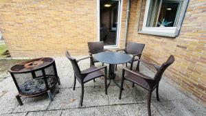 a table and chairs sitting next to a building at Miras Guesthouse Ferienwohnung in Lengerich