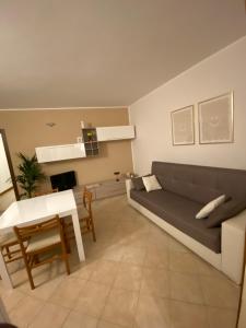a living room with a couch and a table at Lacasadeitati in Lecco