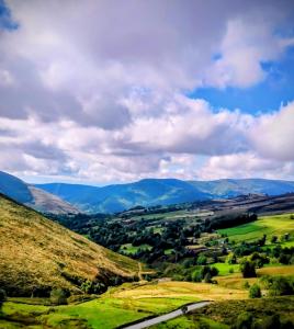 a view of a valley with mountains in the distance at ALOJAMIENTO MONTE EDILLA Naturaleza, Confort y Recarga Eléctrica in Quintana de los Prados +13 photos