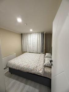 a bedroom with a bed and a window at Royal Konaklama Manzara in Bandırma