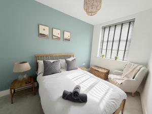 a bedroom with a bed with a hat on it at Courtyard Retreat in Southampton