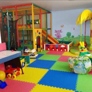 Ein Kinderspielzimmer mit Spielbereich und Spielzeug in der Unterkunft Oasis del Sol in Playa del Carmen