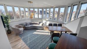 a large living room with a lot of windows at Flatista Homes - Herzog Heinrich in Munich