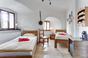 Postel nebo postele na pokoji v ubytování Krumlov Tower