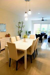 ein Esstisch und Stühle in einem Wohnzimmer in der Unterkunft Oasis del Sol in Playa del Carmen