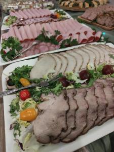 ein Teller mit Fleisch und Gemüse auf einem Tisch in der Unterkunft AGAT Karpacz in Karpacz