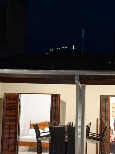 a room with a table and chairs and a bed at Casa luzes Amarelas in Caraguatatuba