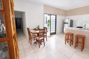 a kitchen and dining room with a table and chairs at Casa luz e conforto Passos Capitólio in Passos