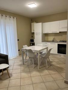 a kitchen with a table and chairs in a room at Appartamenti Castel Ritaldi Il Sagrantino in Bruna