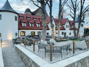 a building with tables and chairs in a courtyard at Gästehaus am Schloss in Schwebheim