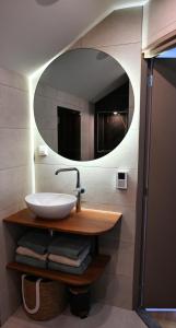 a bathroom with a sink and a mirror at Cetti's Lodge - met privé sauna in Nieuwkoop