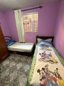 a bedroom with two beds and a window at Quarto com duas camas confortáveis in Belo Horizonte