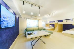 Habitación con sofá, mesa y cama en Hotel Axas Nihonbashi en Tokio