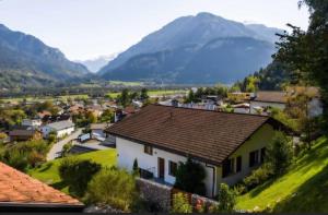 a small village with mountains in the background at Ferienwohnung mit Ausblick in Summaprada