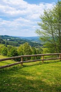 a wooden fence on top of a green field at Ferienhaus am Reisberg in Reisberg