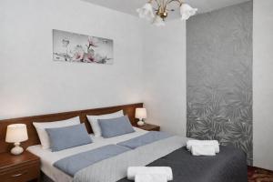 ein Schlafzimmer mit zwei Betten mit blau-weißer Bettwäsche in der Unterkunft AGAT Karpacz in Karpacz