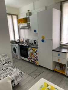 a small kitchen with a stove and a refrigerator at Indy Sea Home in Lido degli Estensi