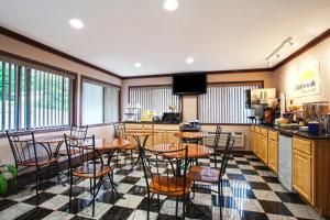A restaurant or other place to eat at Days Inn by Wyndham Wurtsboro