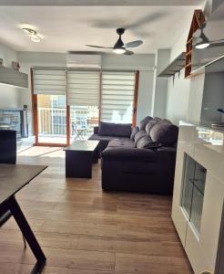 a living room with a couch and a table at Brisa Marina in Cullera