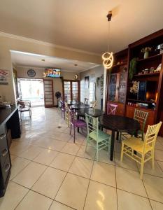 a dining room with a table and some chairs at KS lazer e eventos in Ribeirão Preto