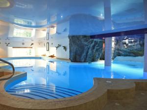a large swimming pool with a rock in the middle at Tuckenhay, Clock Tower Cottage - Fjg in Ashsprington