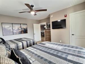 a bedroom with two beds and a ceiling fan at Serenity at the Summit in Gatlinburg
