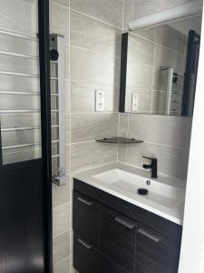 a bathroom with a sink and a mirror at Maison de ville Libourne 3 chambres in Libourne +30 photos