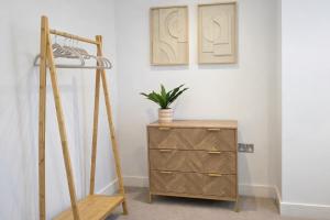 a dresser and a ladder next to a dresser at Modern 2 Bedroom with Parking in Central Windsor next to Castle & Shops in Windsor