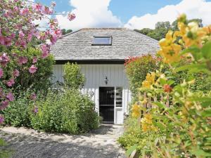 a house with flowers in front of it at Tuckenhay, Coomberry Loft - Fcp in Ashsprington